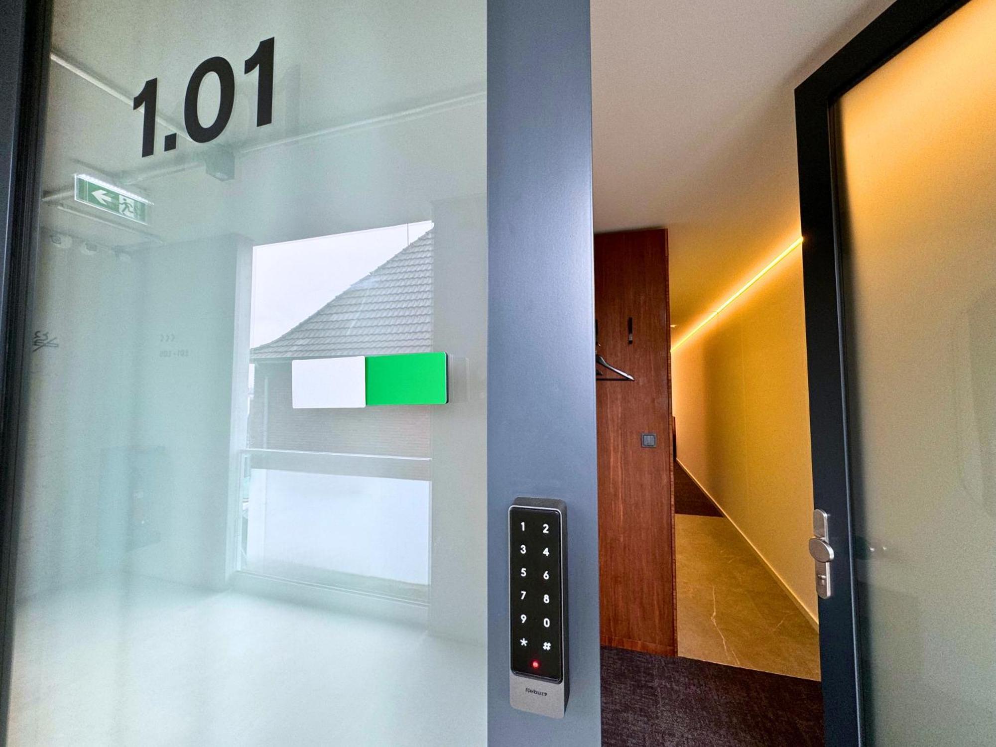 Tin Inn - Hueckelhoven - Das Hotel Aus Hochwertig Ausgebauten Ueberseecontainern エクステリア 写真